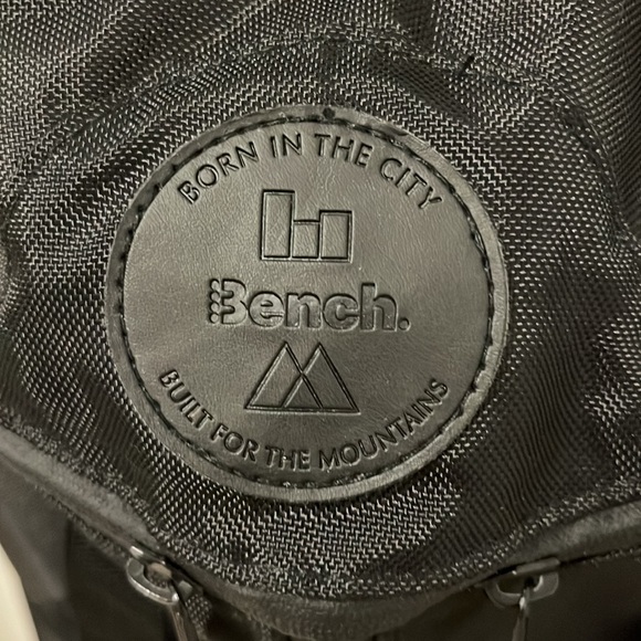 Bench black backpack with yellow waterproof cover built in - Picture 3 of 12